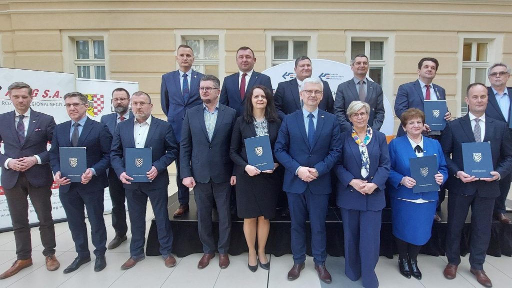 1. Fotorelacja z podpisania listu intencyjnego sprawie powołania Klastra Wodorowo-Energetycznego Powiatu Legnickiego.