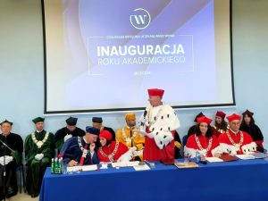 Uroczystość Inauguracji Roku Akademickiego 2023/2024 w Collegium Witelona Uczelnia Państwowa odbyła się 6 października 2023 roku o godzinie 12:00 w Centrum Konferencyjno-Widowiskowym (budynek E) Uczelni.