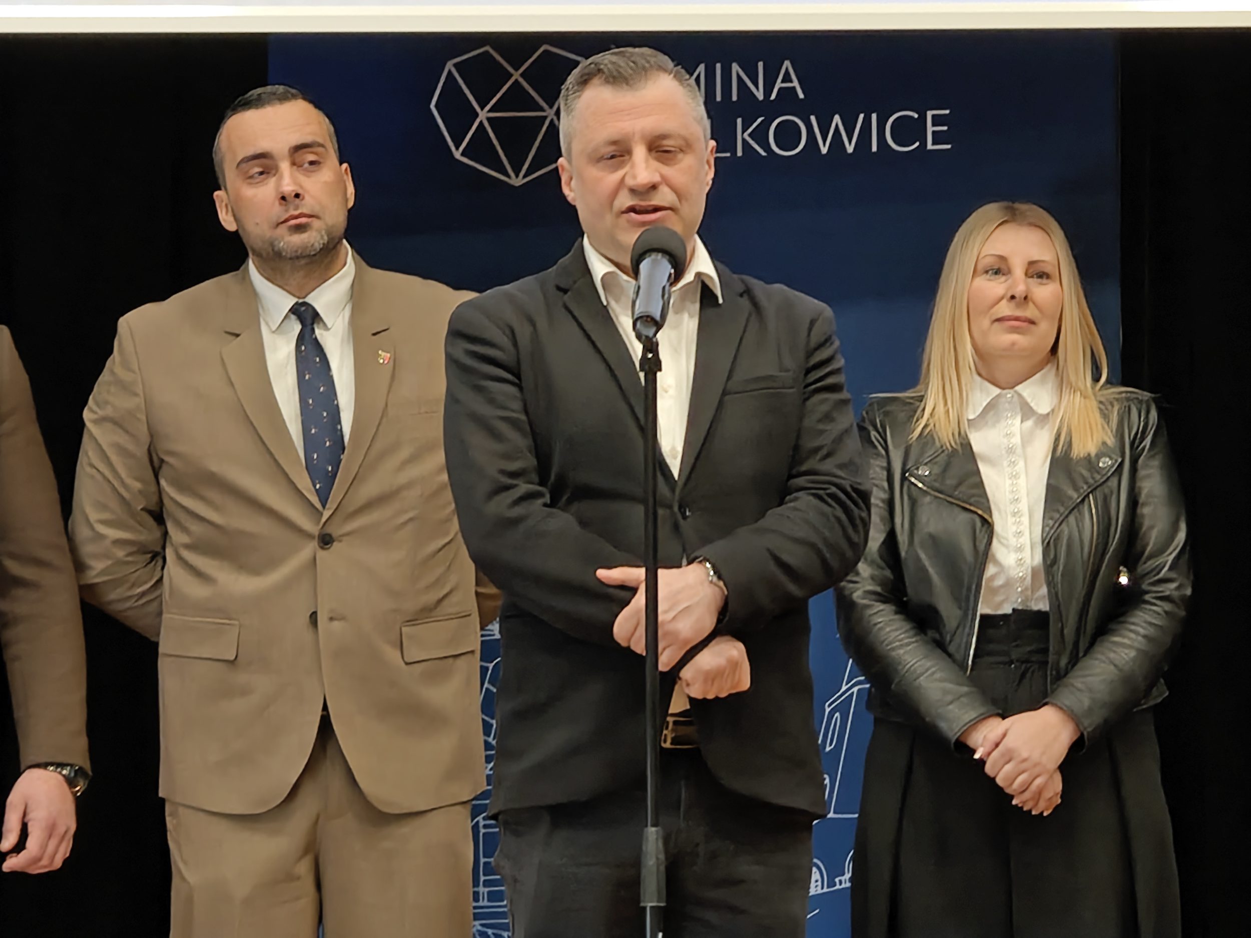 Członek Zarządu ARR "ARLEG" S.A. przemawia podczas otwarcia targów pracy.