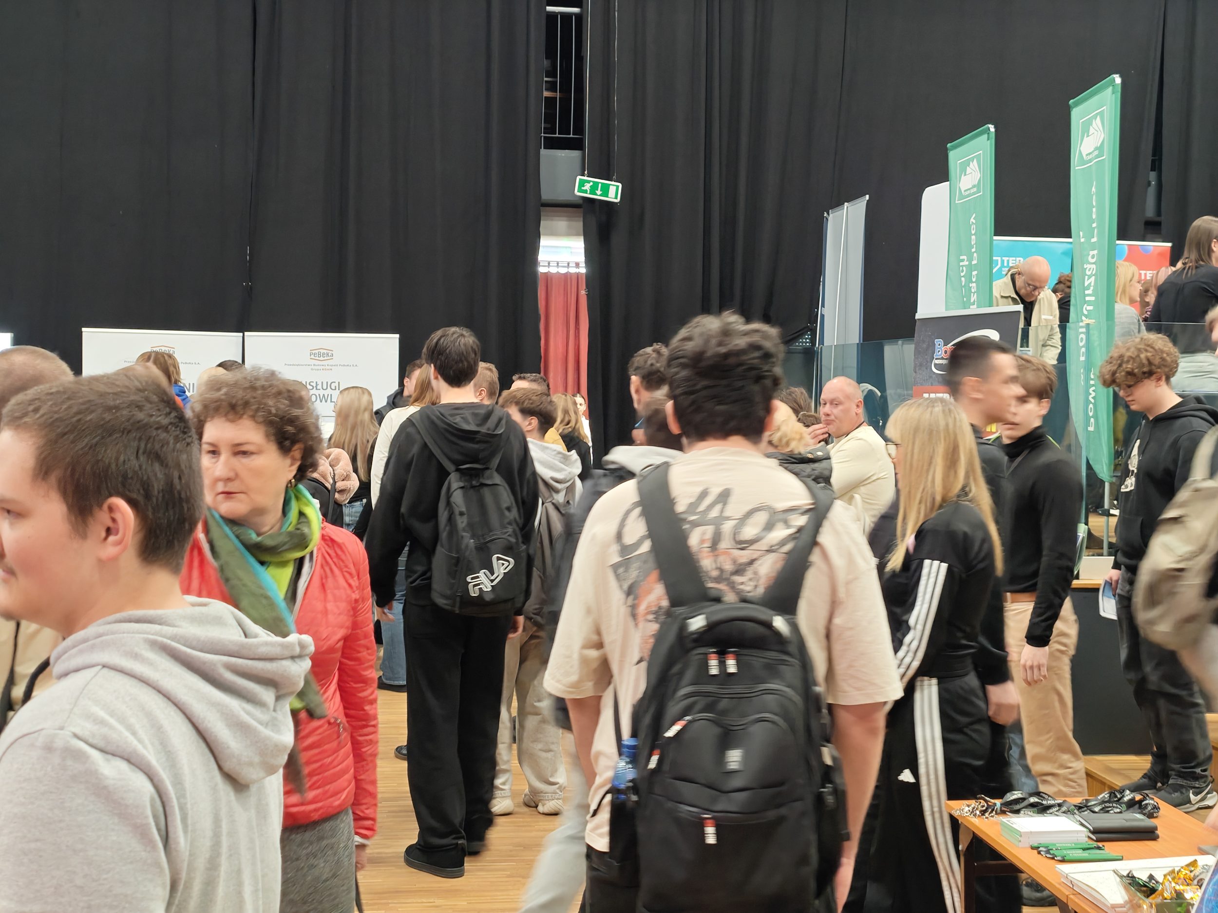Odwiedzający na tle stoisk wystawców Polkowickich Targów Pracy