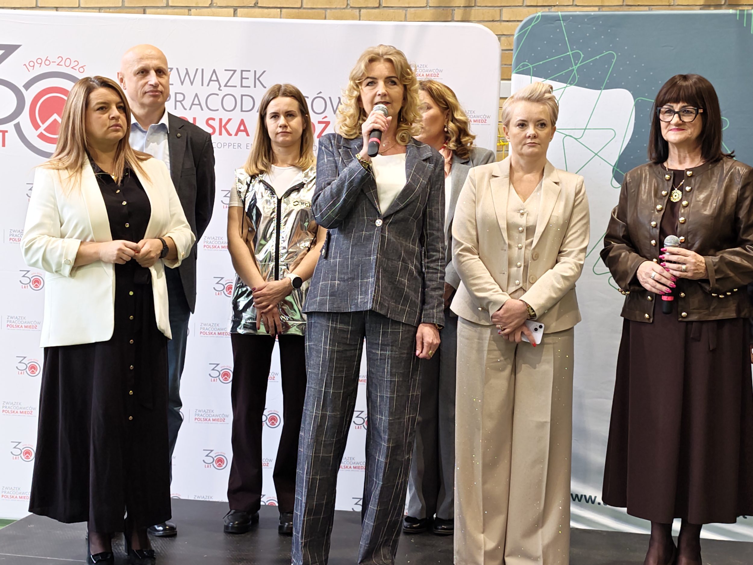 Dyrektor Powiatowego Urzędu Pracy w Lubinie przemawia podczas otwarcia Targów Pracy i Edukacji w Lubinie.