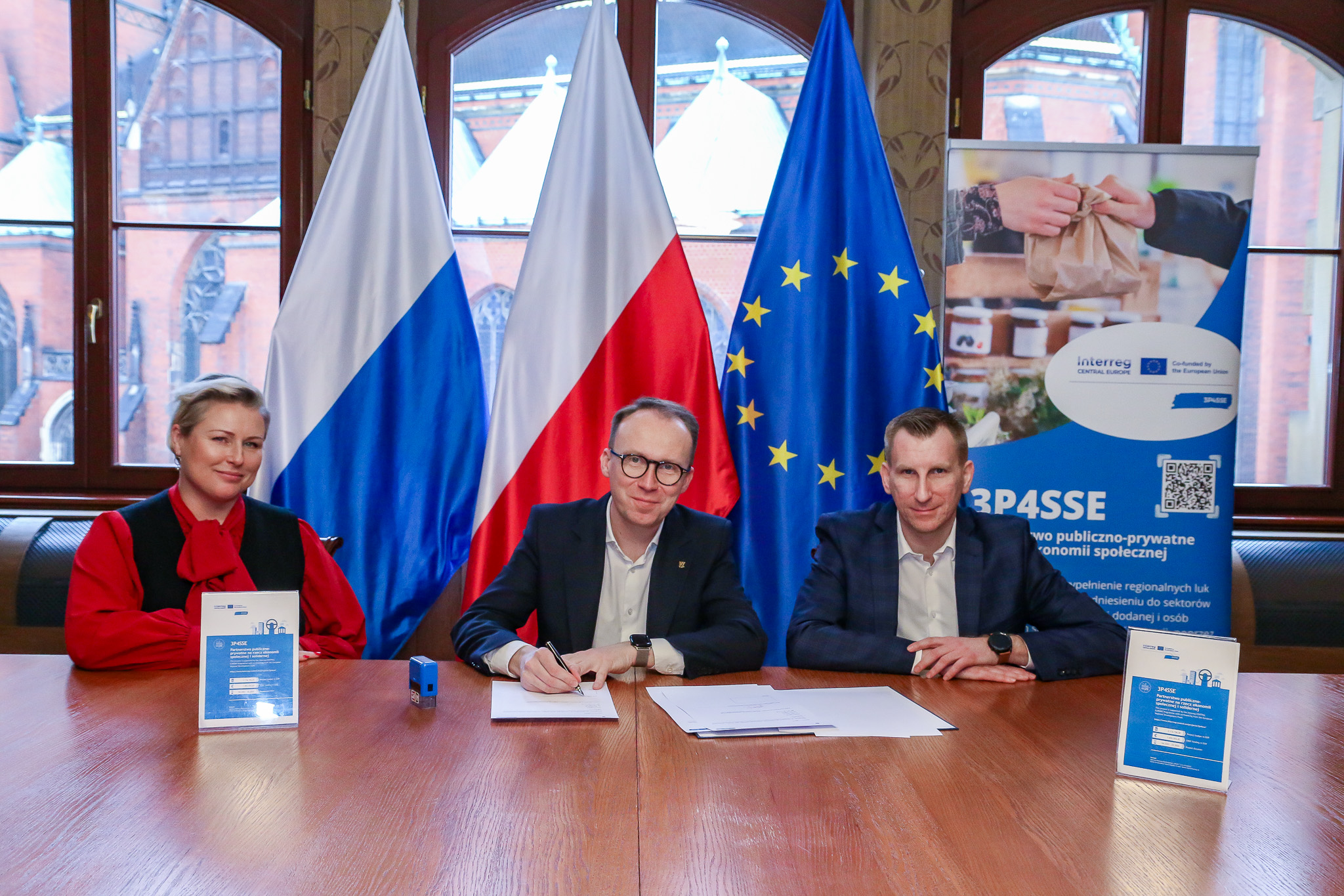 Moment podpisania listu intencyjnego przez Prezydenta Legnicy