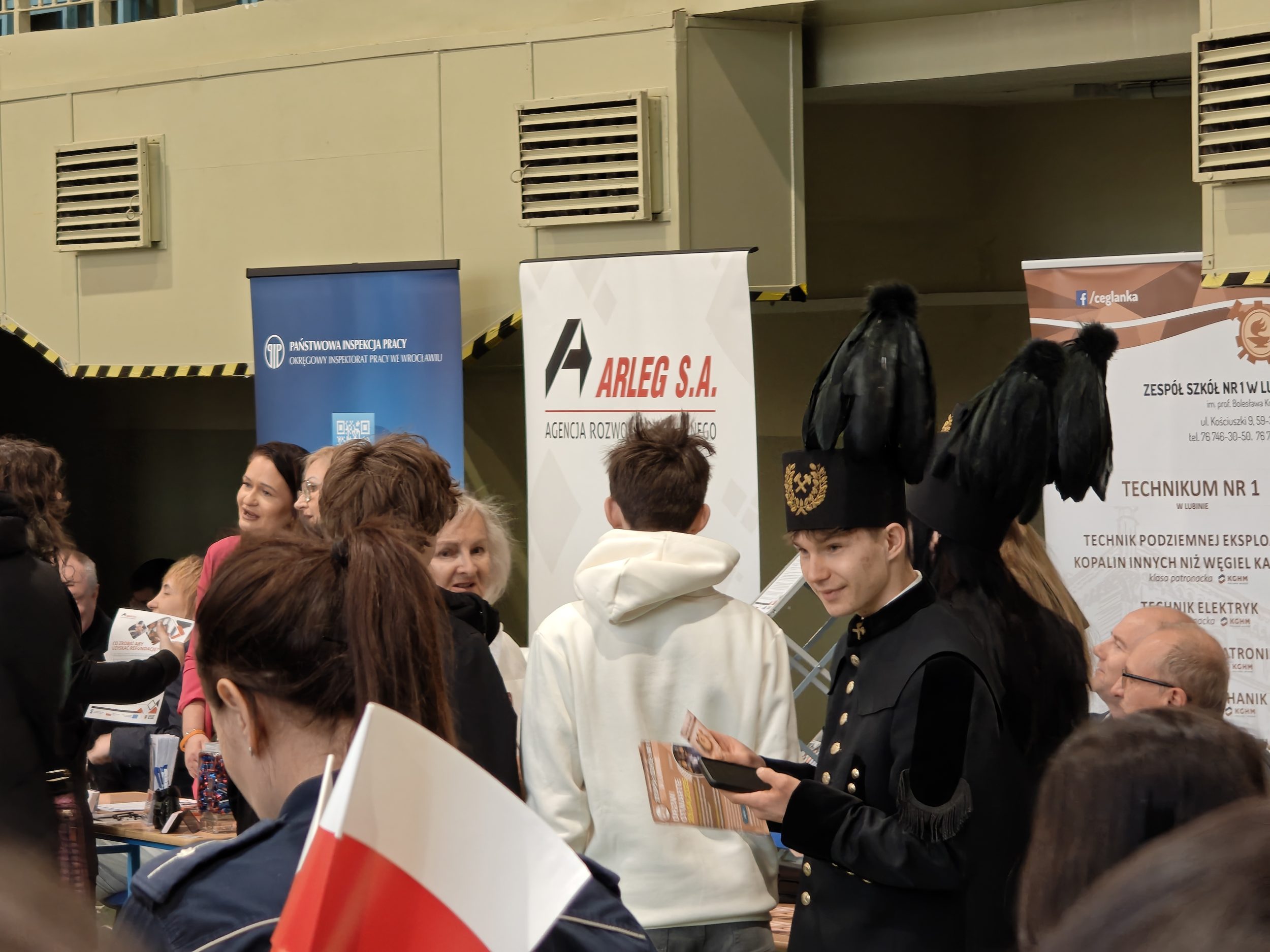 Tłum zwiedzających podczas targów pracy.