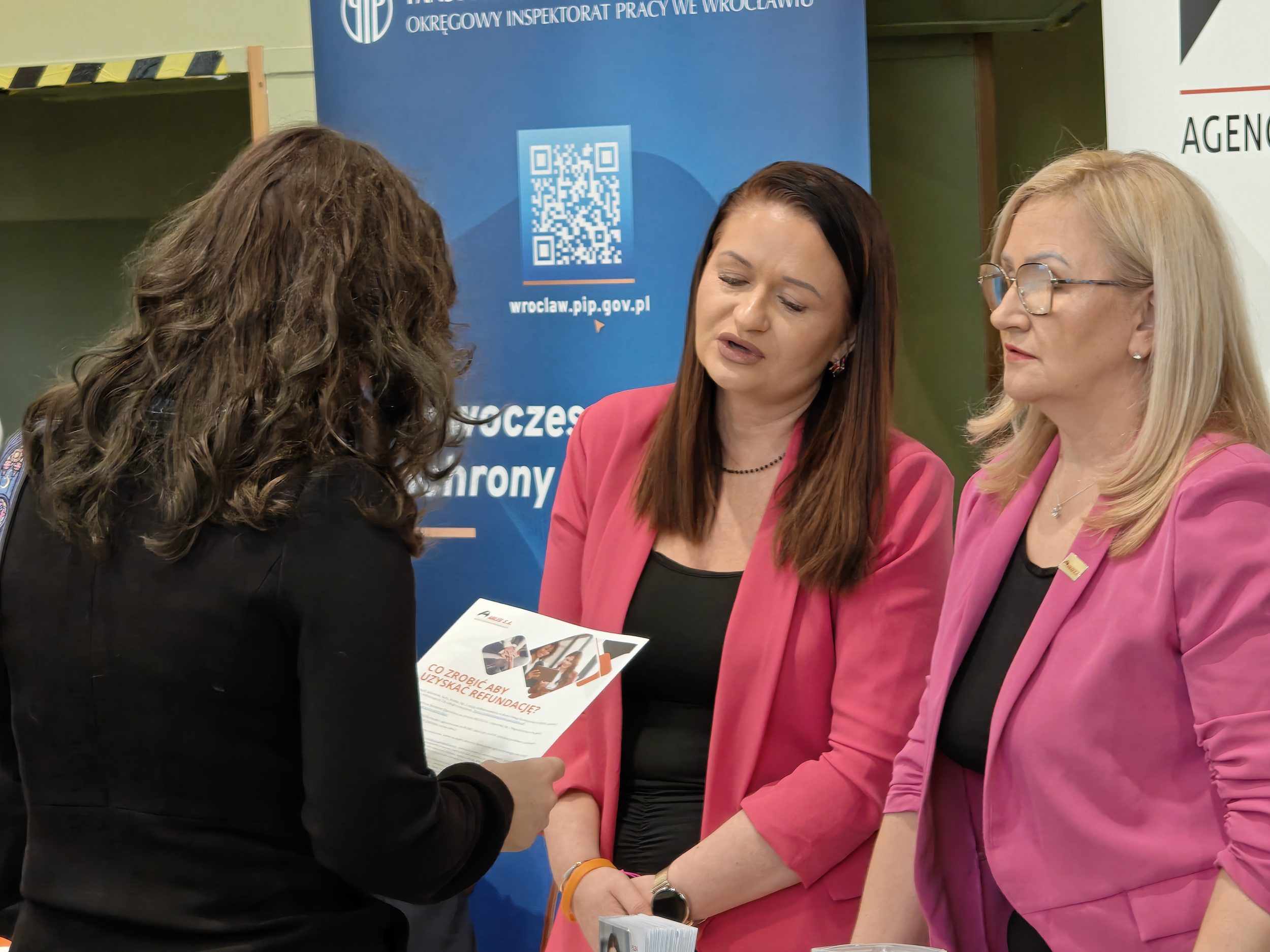 Pracownice naszej firmy podczas indywidualnych konsultacji.