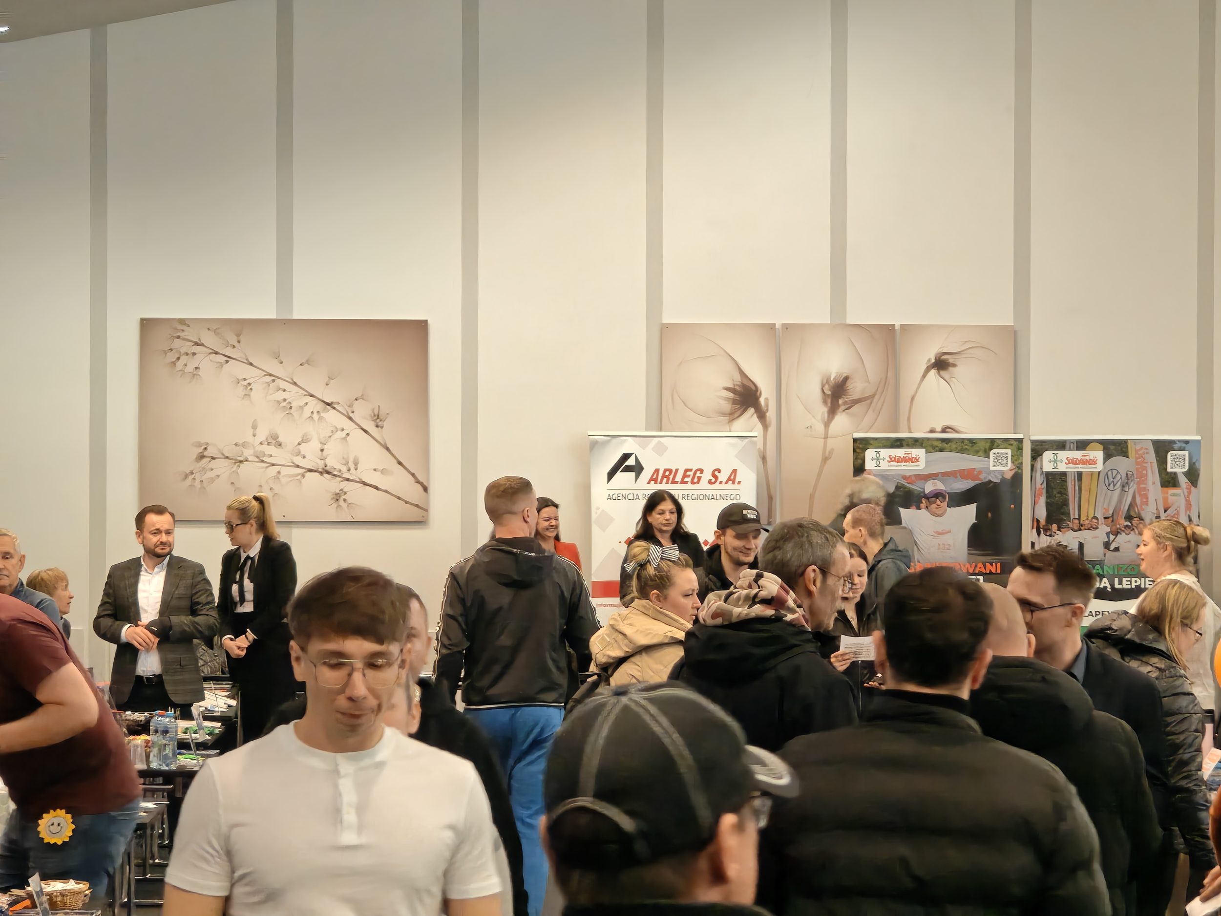 Tłum odwiedzających targi