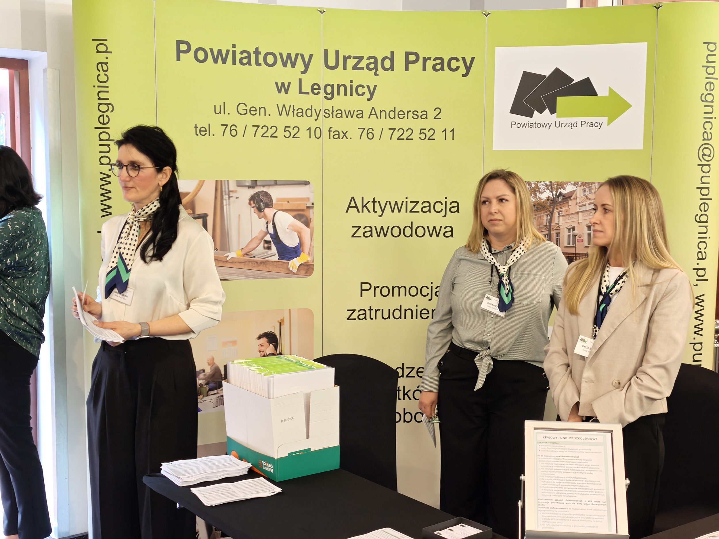 Baner reklamowy Powiatowego Urzędu Pracy w Legnicy.