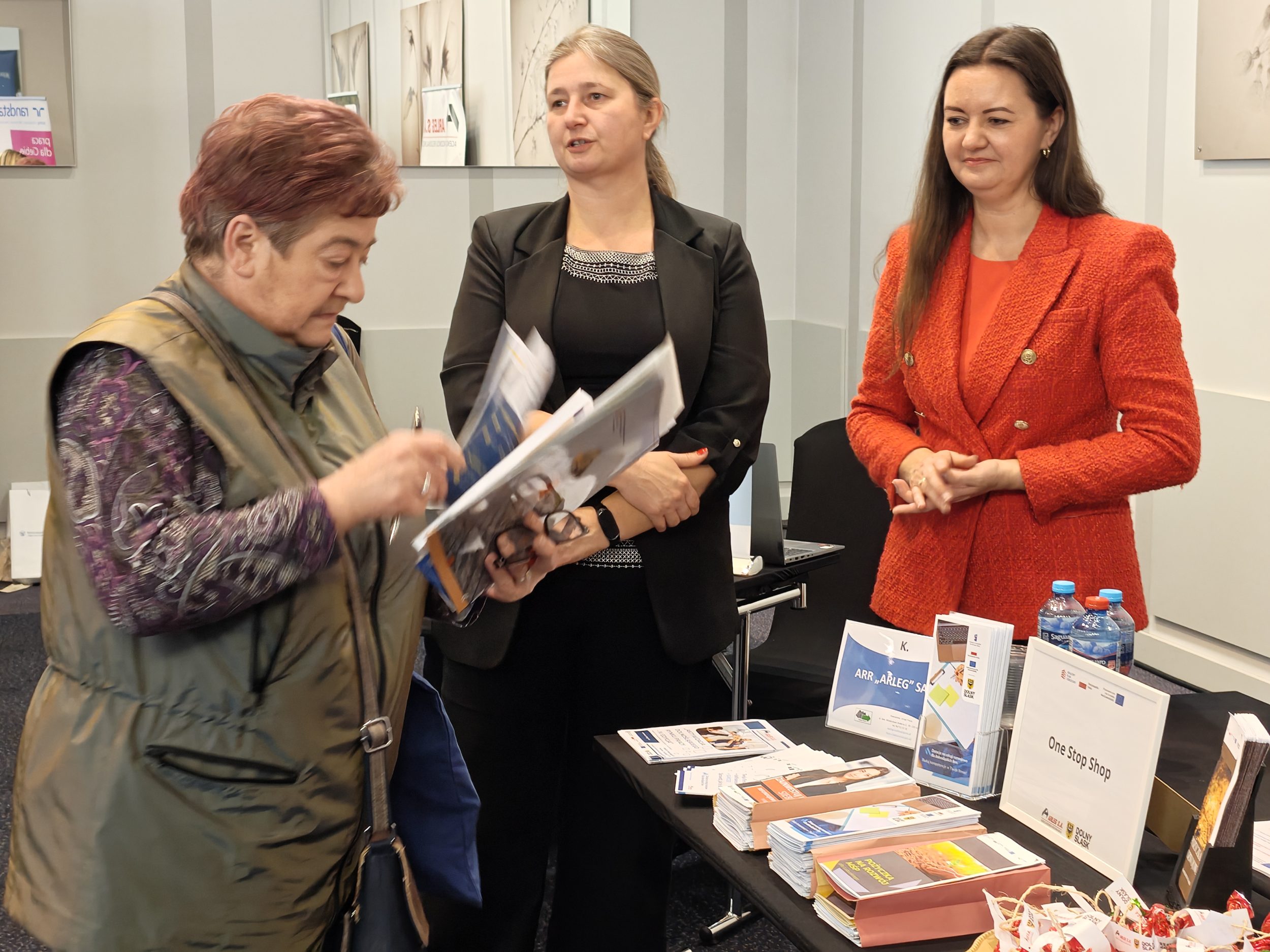 Odwiedzająca przegląda ulotkę z ofertą naszej firmy.