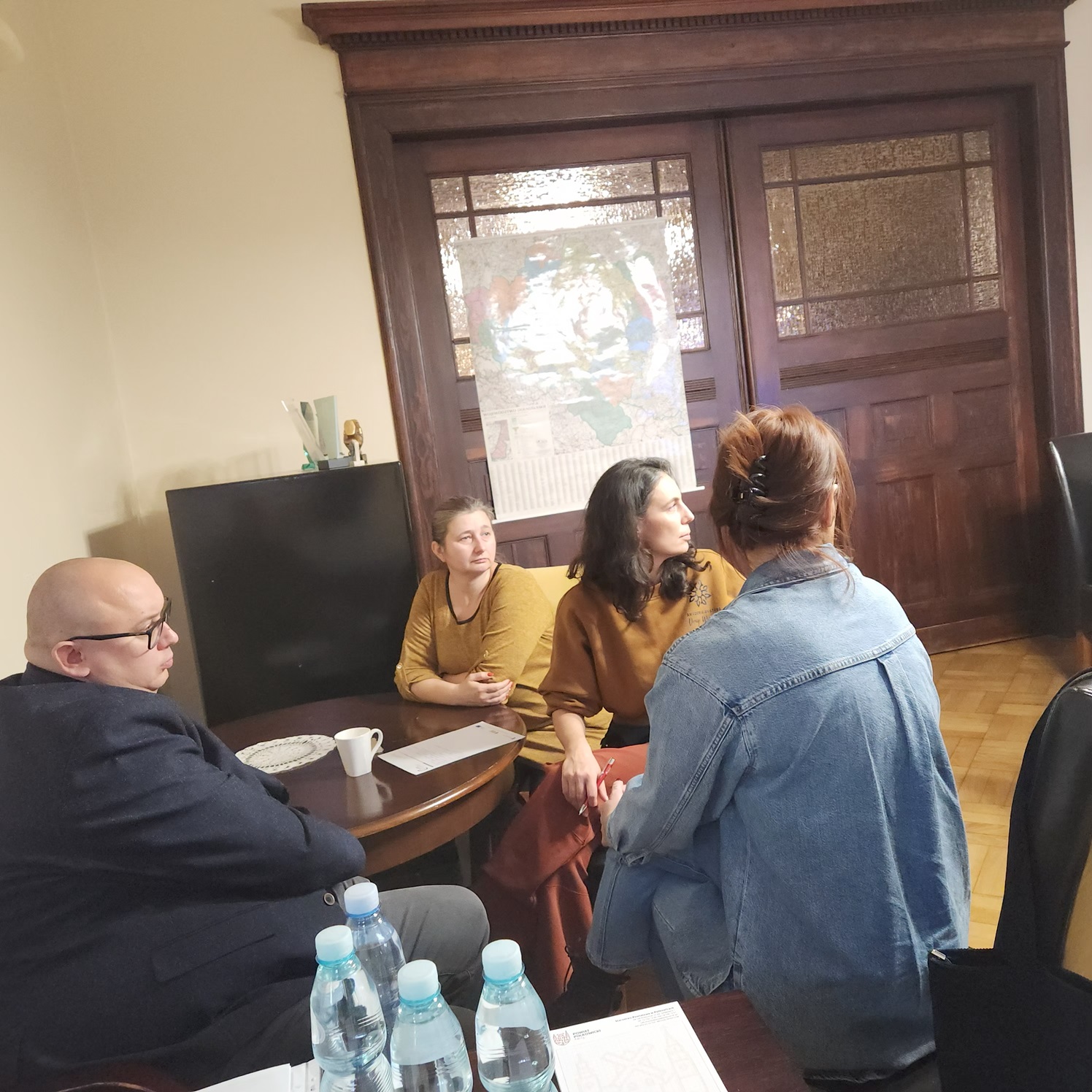 Uczestnicy warsztatów przy stoliku